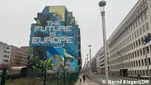 Belgische Ratspräsidentschaft 2024. Wandgemälde mit EU-Viertel in Brüssel, Belgien. „The Future is Europe“, Bürogebäude an Brachfläche an der Hauptverkehrsader „Rue de la Loi“. Aufgenommen am 18.12.2023.