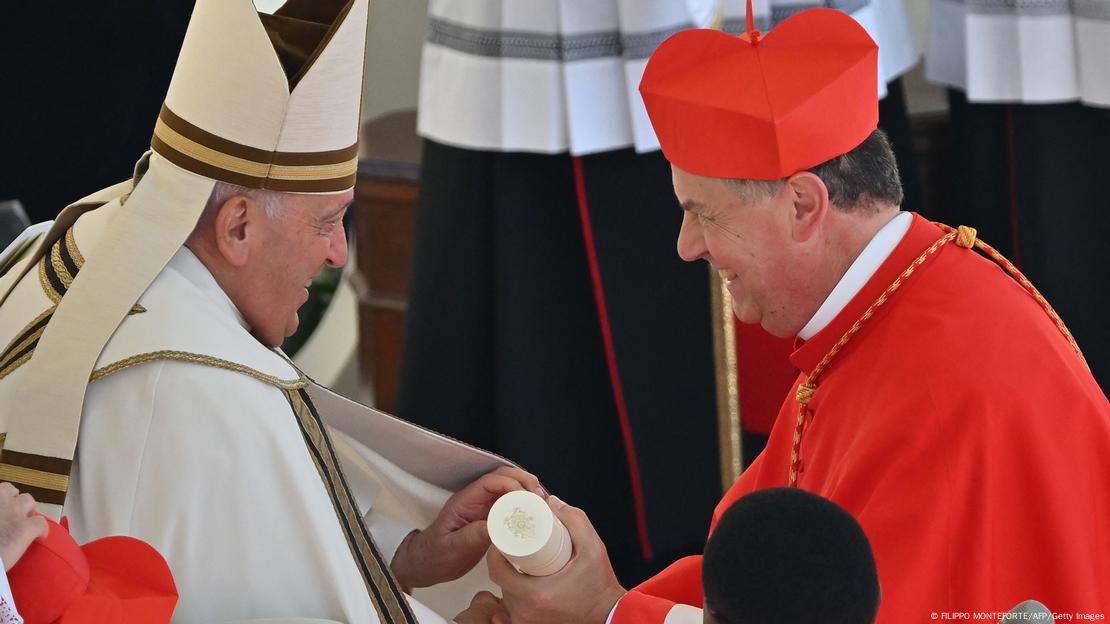 El Papa Francisco (izq.) con el Cardenal Víctor Fernández (der.).