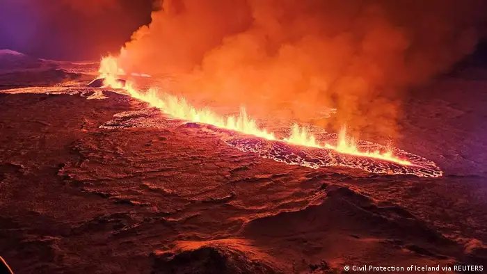 火山熔岩从一条长长的裂缝中喷出