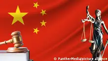 Dez. 2023, Symbolfoto, Law and justice in People's Republic of China. Statue of themis and the gavel of the judge against the background of the flag of People's Republic of China.