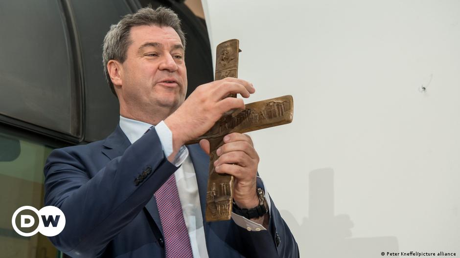 Bayern darf Kreuze an Staatsgebäuden anbringen – DW – 19.12.2023