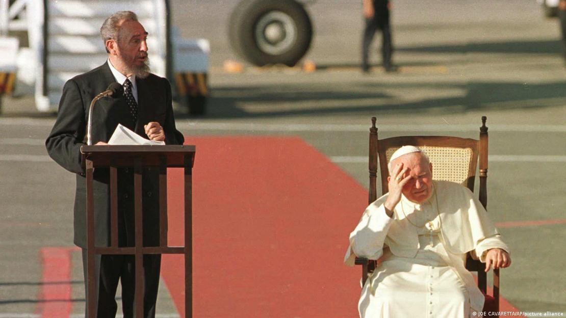 Ο Φιντέλ Κάστρο υποδέχεται τον τότε Πάπα Ιωάννη Παύλο τον Β΄