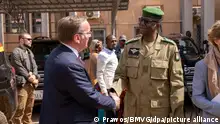 HANDOUT - 19.12.2023, Niger, Niamey: HANDOUT - Dieses vom Bundesverteidigungsministerium zur Verfügung gestellte Foto zeigt Boris Pistorius (SPD, l), Bundesverteidigungsminister, bei der Begrüßung durch Salifou Modi, General der nigrischen Armee. Pistorius ist viereinhalb Monate nach dem Militärputsch im Niger als erstes deutsches Regierungsmitglied zu Gesprächen in das westafrikanische Land gereist. Das Militär hatte am 26. Juli die Macht im Niger übernommen. Das Land galt zuvor als letzter demokratischer Partner Europas und der USA im Kampf gegen Terrorismus in der Sahelzone. Foto: Prawos/BMVG/dpa - ACHTUNG: Nur zur redaktionellen Verwendung im Zusammenhang mit der aktuellen Berichterstattung und nur mit vollständiger Nennung des vorstehenden Credits +++ dpa-Bildfunk +++