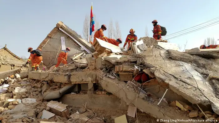 甘肃积石山县救难人员在倒塌的房屋下寻找受困民众