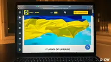 Dieses Foto zeigt einen Laptopbildschirm mit der Webseite der IT Army of Ukraine, einer von der ukrainischen Regierung initiierten Plattform. Die Webseite dient dazu, Cyber-Freiwillige weltweit zu mobilisieren, um Hacking-Angriffe gegen pro-russische Ziele durchzuführen. Ort und Zeit der Aufnahme unbekannt, Foto von DW