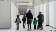 9.11.2023 *** Gefluechtetenunterkunft in der Messe Frankfurt, Halle 8, hier: Eine Familie zwischen den fuer Familien abgeteilten Bereichen (Foto vom 09.11.2023). EU-Staaten, Parlament und Kommission haben nach einem Verhandlungsmarathon eine Einigung bei der europaeischen Asylreform erreicht. Das teilte das EU-Parlament am Mittwoch in Bruessel mit. Die Reform des Gemeinsamen Europaeischen Asylsystems (GEAS) soll Migration in die EU begrenzen und steuern. Der Kompromiss gilt als politische Einigung. Rat und Parlament muessen diesem noch formal zustimmen. (Siehe epd-Meldung vom 20.12.2023)