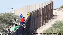 14.09.2023 *** Italien, Lampendusa: Migranten klettern über einen Zaun auf der Insel Lampedusa. (zu dpa: «EU verkündet Durchbruch in Verhandlungen zu Asylreform ») Foto: Cecilia Fabiano/LaPresse via ZUMA Press/dpa +++ dpa-Bildfunk +++