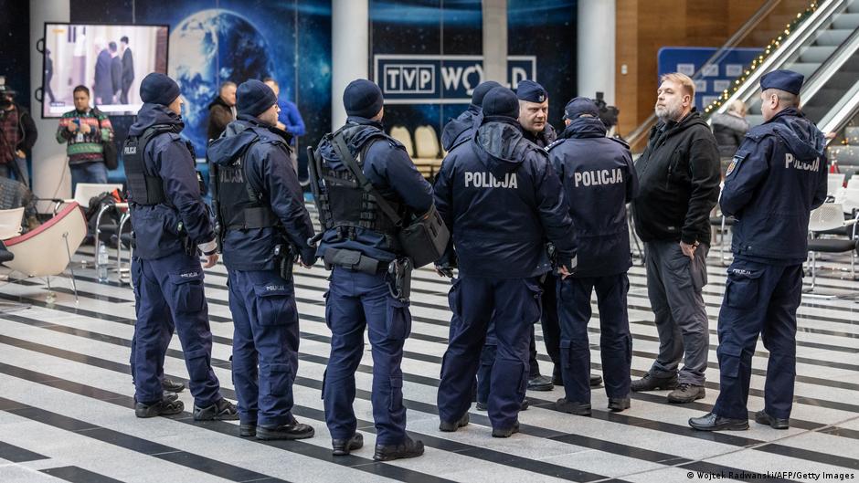 Polish media conflict pits government against far right