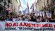 Manifestantes con un cartel contra "el ajuste de Milei", en Buenos Aires (20.12.23). Manifestantes con un cartel contra "el ajuste de Milei", en Buenos Aires (20.12.23).