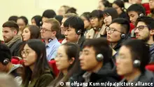 Studenten verfolgen am 23.03.2016 in der Tongji-Universität in Shanghai, China, die Rede des Bundespräsidenten. Das deutsche Staatsoberhaupt hält sich zu einem fünftägigen Besuch in China auf. Foto: Wolfgang Kumm/dpa +++ dpa-Bildfunk +++