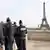 Paris'te Eyfel kulesi ve Fransız polis memurları