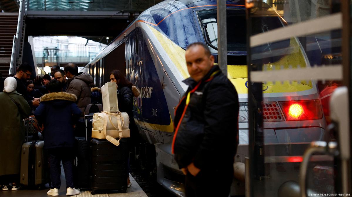 Eurotunnel strike halting traffic between France UK ends DW