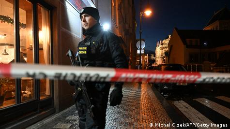 Чешка, Прага | полицаец во близина на Карловиот Универзитет 