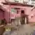 Розовата къща в столичния квартал Банишора: входът ѝ с пейки и масички в двора