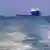Blick auf das Galaxy Leader Frachtschiff auf ruhiger See, im Hintergrund weitere Schiffe