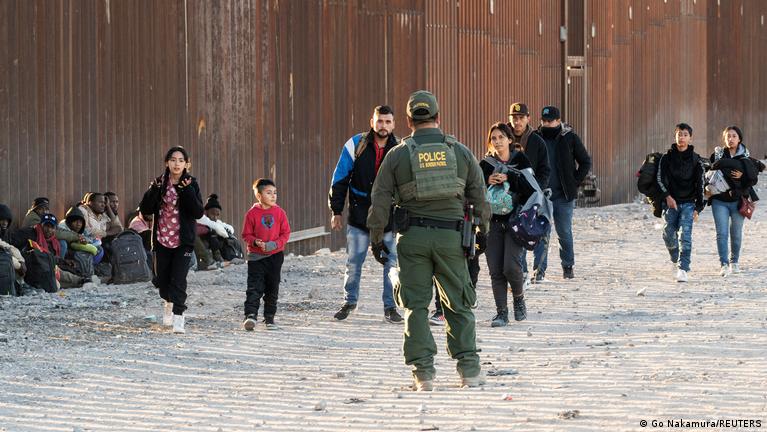Biden propone acelerar expulsión de "migrantes peligrosos" – DW – 10/05/2024
