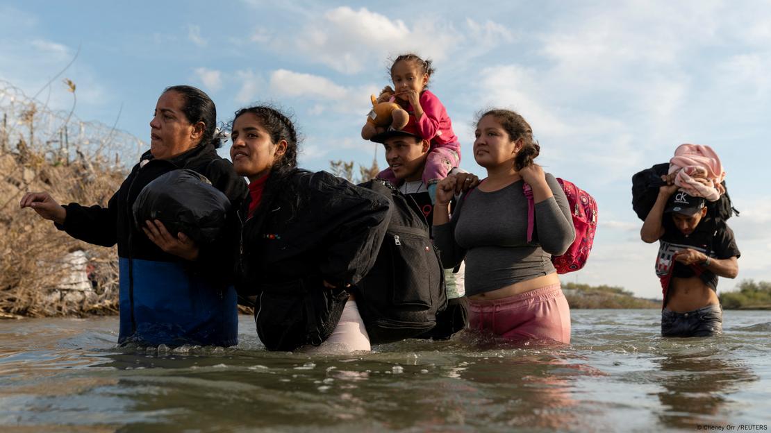 Una familia de migrantes venezolanos cruza el Río Grande de México a Eagle Pass, Texas.