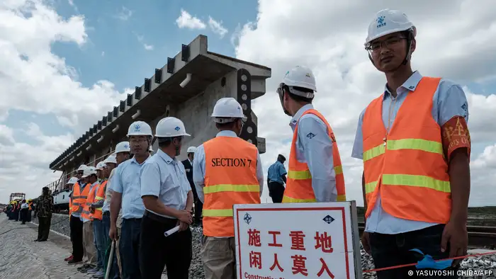 资料照片：在肯尼亚铁路建筑工地上的中国工作人员