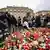 Trauernde legen nach dem Amoklauf von Prag bei regnerischem Wetter Blumen und Kerzen vor der Karls-Universität ab