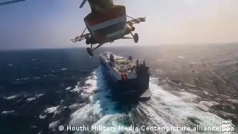 也门胡塞武装11月中旬宣称，在红海劫持了一艘和以色列有关联的货轮。图为一架伊朗产的胡塞武装直升机飞越被劫持货轮。