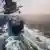 Propagandna fotografija pobunjenika Huti na kojoj njihov helikopter napada brod Galaxy Leader 21. novembra 2023