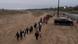 Migrantes, principalmente de Venezuela, caminan hasta un centro de procesamiento después de cruzar el Río Grande en Eagle Pass, Texas. Una nueva ley que entrará en vigencia en marzo permitirá a Texas encarcelar a los indocumentados. (22.12.2023) Migrantes, principalmente de Venezuela, caminan hasta un centro de procesamiento después de cruzar el Río Grande en Eagle Pass, Texas. Una nueva ley que entrará en vigencia en marzo permitirá a Texas encarcelar a los indocumentados. (22.12.2023)