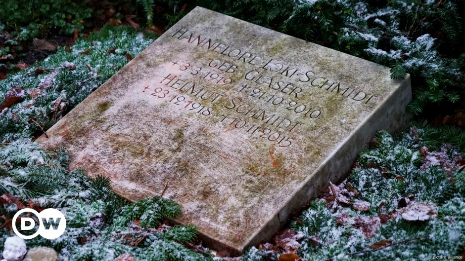 Hakenkreuze auf Helmut Schmidts Grab gemalt – DW – 23.12.2023