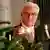 El presidente federal alemán, con una cerilla encendida en la mano y varias velas en el árbol.