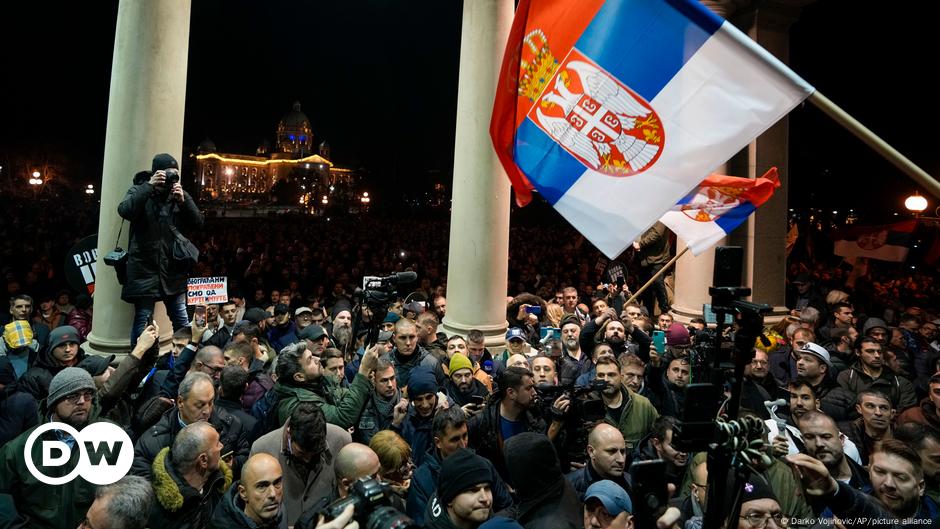 Serbia: Police fire tear gas at anti-government protesters