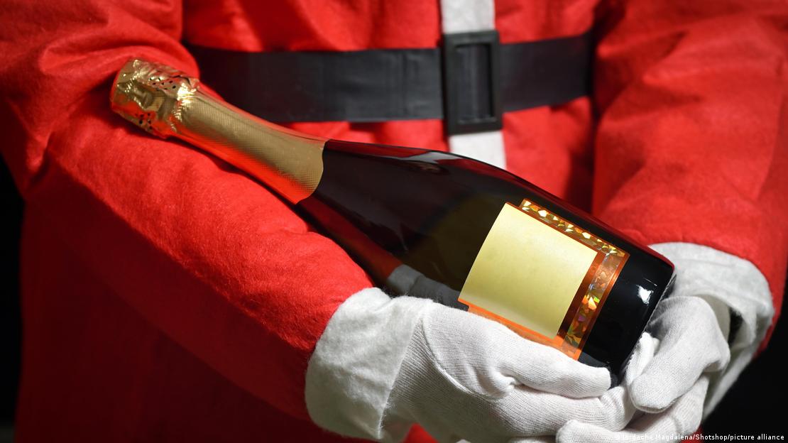 Άγιος Βασίλης με μία φιάλη κρασιού