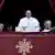 Папа римский Франциск выступает с традиционным посланием Urbi et Orbi с лоджии собора Святого Петра в Ватикане