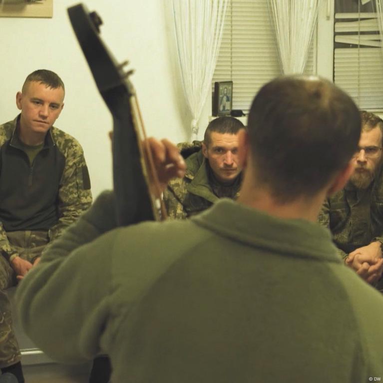 Musicians boost morale among Ukrainian front-line troops – DW – 12