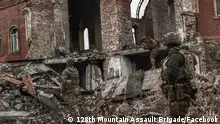 ***ACHTUNG: Bild nur für UKR/RUS freigegeben!***
Soldiers of the 128th Mountain Assault Brigade (Ukraine) in one of the destroyed churches in the East of Ukraine.
Quelle: https://www.facebook.com/brigade128/posts/pfbid0rRRmRs6DbvwNUy1Xzh8PPoYFMe3Jn7ZbrPSLsu9WPkPk9ugajnHwBHFRynpPzkkl
Rechte: 128th Mountain Assault Brigade/Facebook