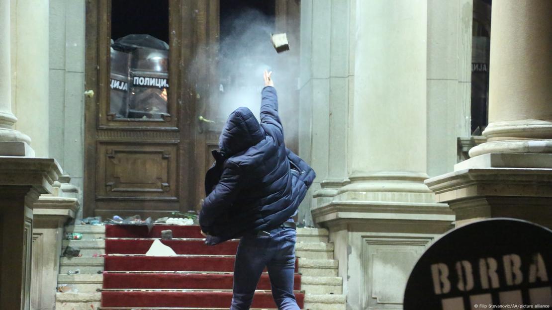Демонстрант замеря с камък сградата на Градския съвет в Белград