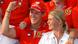 Michael Schumacher sorri e levanta o punho com o braço sobre o ombro de sua mulher, Corinna Michael Schumacher sorri e levanta o punho com o braço sobre o ombro de sua mulher, Corinna