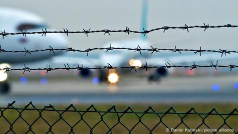 Des fils barbelés entourant un aéroport