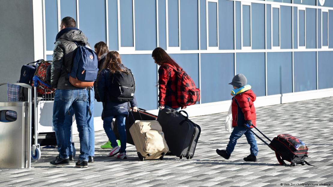 Putnici s kovčezima, među njima je i jedno dijete koje vuče svoj kofer