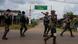 Fuerzas inurgentes Kareni con trajes militares y armas pasan por el Estado de Kayah, el pasado 12 de noviembre. Fuerzas inurgentes Kareni con trajes militares y armas pasan por el Estado de Kayah, el pasado 12 de noviembre.