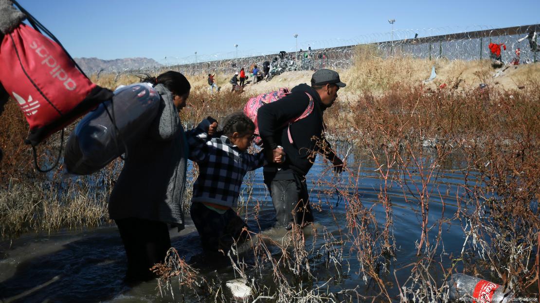 Migrantes irregulares cruza el río Bravo cerca de Ciudad Juárez. (27.12.2023)