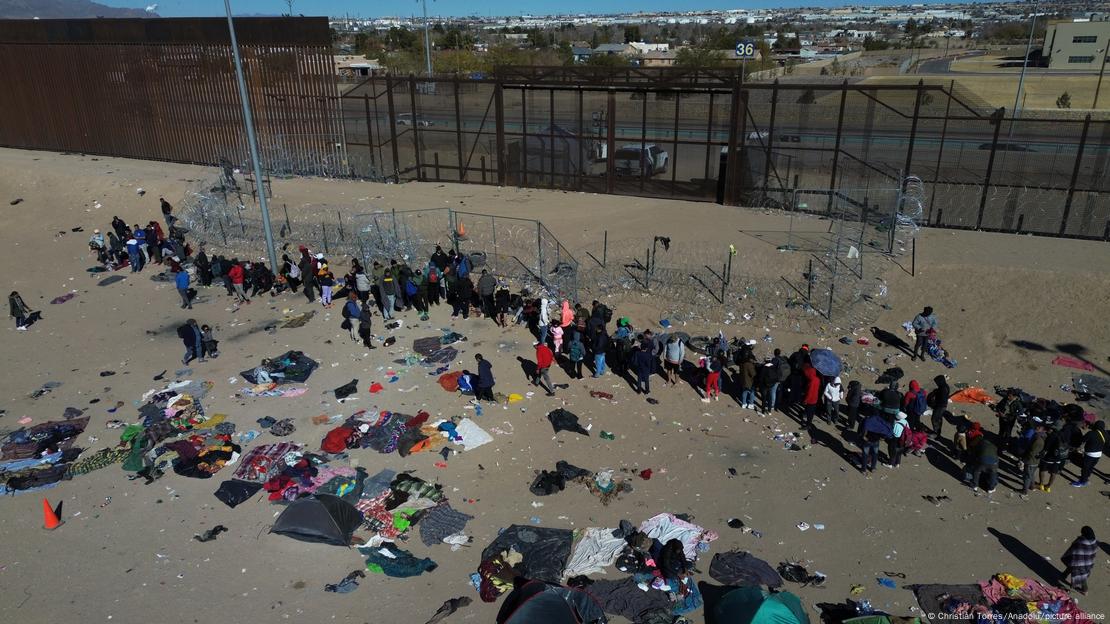 La gente acampa mientras esperan cruzar la frontera entre México y Estados Unidos en Ciudad Juárez.