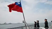 31/01/2018 Taiwanese sailors salute the island's flag on the deck of the Panshih supply ship after taking part in annual drills, at the Tsoying naval base in Kaohsiung on January 31, 2018.
Taiwanese troops staged live-fire exercises the day before on January 30 to simulate fending off an attempted invasion, as the island's main threat China steps up pressure on President Tsai Ing -Wen. / AFP PHOTO / Mandy CHENG (Photo credit should read MANDY CHENG/AFP via Getty Images) election, elections