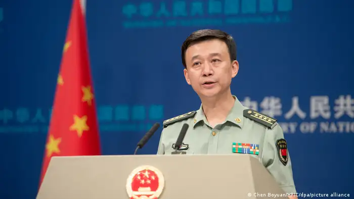 中国国防部在12月28日举行了2023年最后一场新闻发布会，由国防部新闻局局长、国防部新闻发言人吴谦大校发布信息（资料图片）