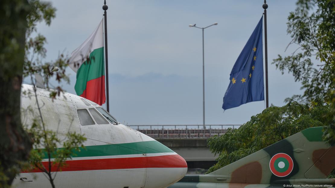 Avion nga Bullgaria dhe flamuri i Bashkimit Evropian Avion nga Bullgaria dhe flamuri i Bashkimit Evropian