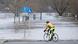 Un ciclista ante una carretera inundada por el paso del río Elba, en Sajonia. Un ciclista ante una carretera inundada por el paso del río Elba, en Sajonia.