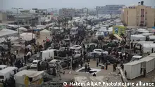 28/12/2023 *** Displaced Palestinians arrive at a makeshift tent camp in Rafah, Gaza Strip, on Thursday, Dec. 28, 2023. (AP Photo/Hatem Ali)