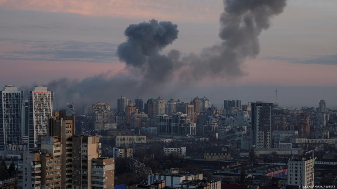 A cidade de Kiev com nuvens negras dos bombardeios