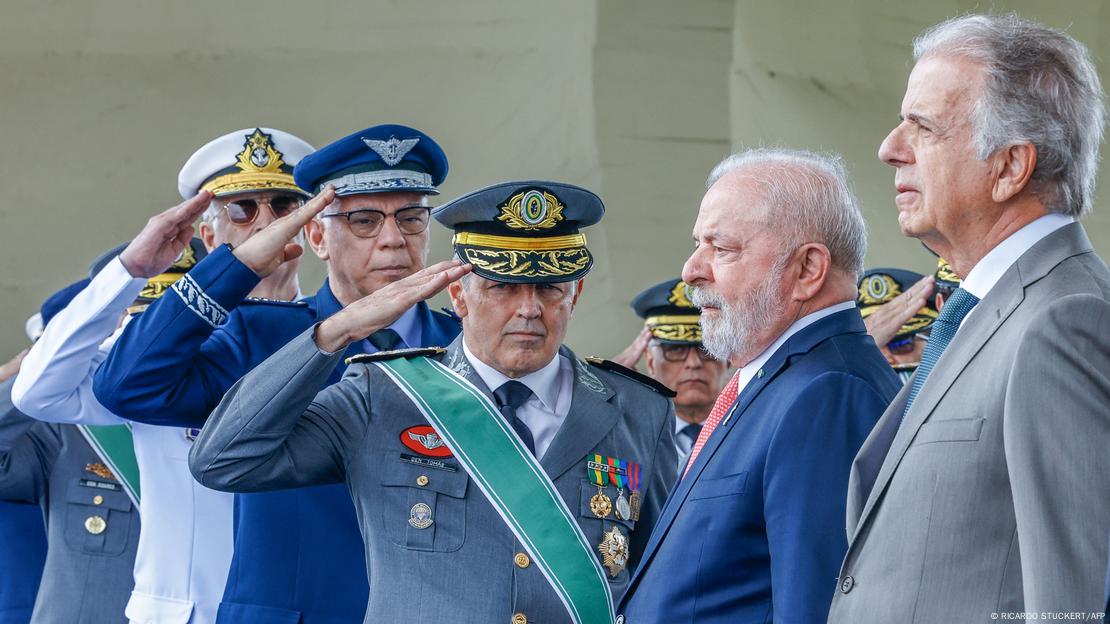 Os comandantes da Marinha, Marcos Olsen, da Aeronáutica, Marcelo Damasceno, e do Exército, Tomás Paiva, prestam continência a Lula e ao ministro da Defesa, José Múcio.