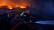 Un bombero trabaja en las labores de extinción de un incendio tras el impacto de un misil ruso en Kiev. 