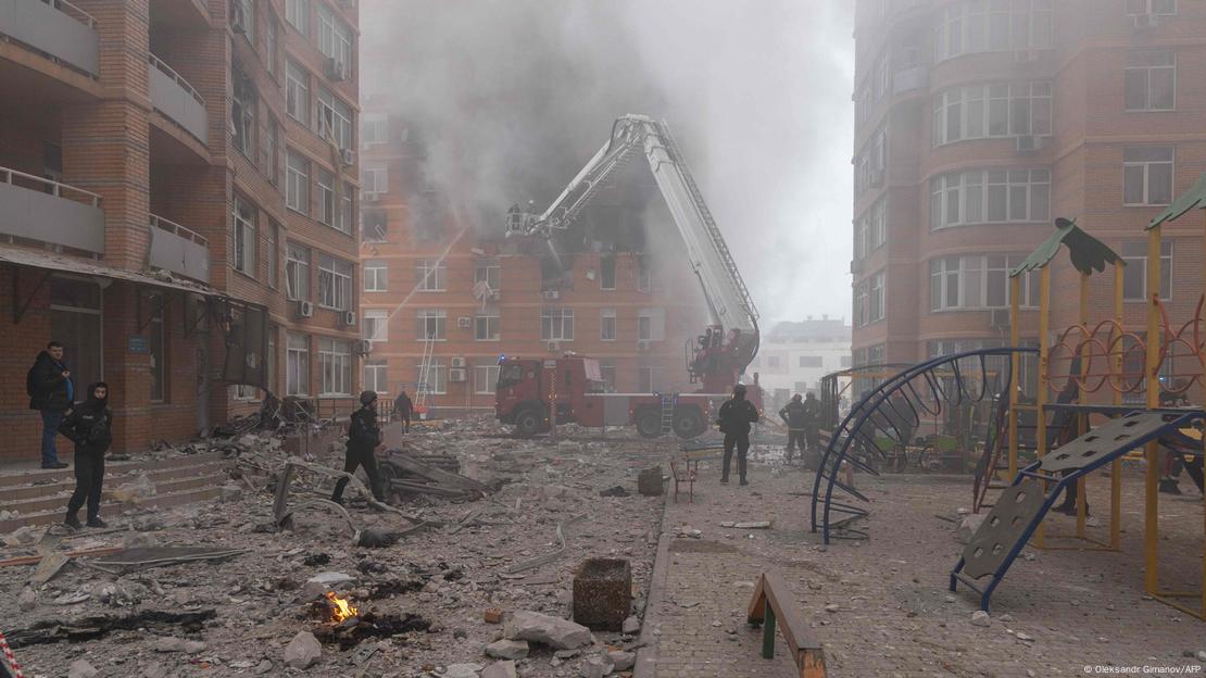 Zerstörungen in einer Straße in Odessa: Das Bild zeigt den Feuerwehreinsatz nach russischem Luftangriff