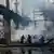 Feuerwehrleute in einer zerstörten Lagerhalle nach einem russischen Raketenangriff in Kiew 